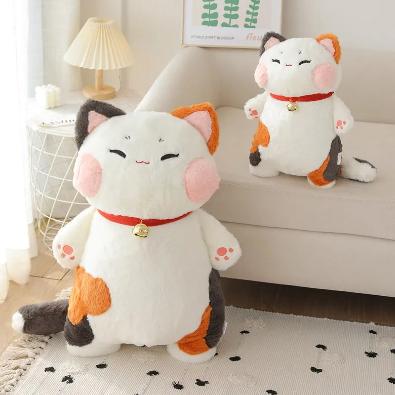 Japan Calling Bring Fortune Cat Plushie Stuffed Animals Flower Orange White Cats Throw Pillow Neck Bell Decor Necklace Toys KAEMEX